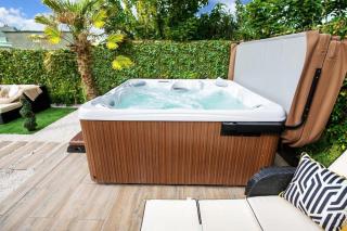 Luxury Cottage - City Center - Large Garden with Hot Tub -7 Bedrooms-4 Bathrooms - Galway - 2