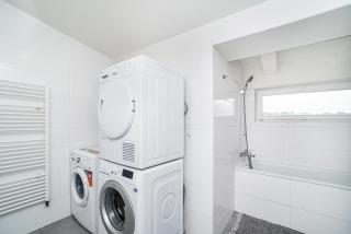 Central, Spacious, Modern 5 Bedrm duplex w/Balcony - 4