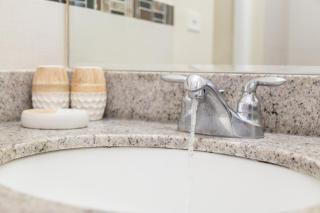 Kingston Vacation Rentals at Stylish Apt near Andrews Memorial ideal for long-term stays -Kingsway18 - 2
