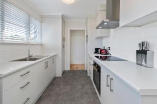 Bach on Pitau - Mt Maunganui Holiday Home - 2