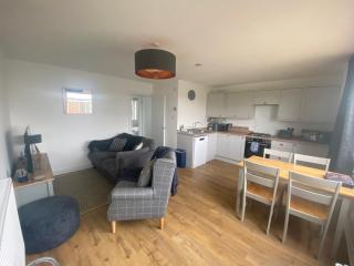 Beau - Brambles Chine, Colwell Bay - 5 star WiFi - Short walk to The Hut and beach - 1 night stays available - Ferry offers - Freshwater - 7