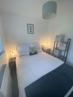 Beau - Brambles Chine, Colwell Bay - 5 star WiFi - Short walk to The Hut and beach - 1 night stays available - Ferry offers - Freshwater - 3