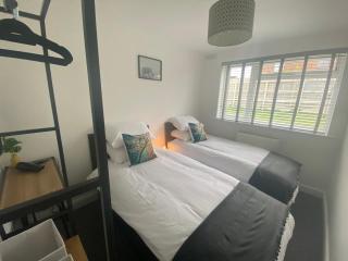 Beau - Brambles Chine, Colwell Bay - 5 star WiFi - Short walk to The Hut and beach - 1 night stays available - Ferry offers - 3