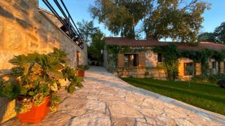 Stone Holiday Homes Stankovci with pool and Mediterranean gardens - Stankovci - 1