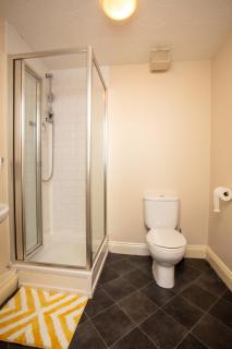 Ample Comforts, Centrally Located, Town Centre - Warrington - 3
