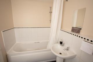 Ample Comforts, Centrally Located, Town Centre - Warrington - 4
