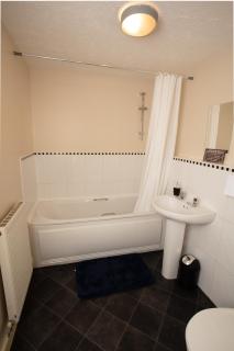 Ample Comforts, Centrally Located, Town Centre - Warrington - 1