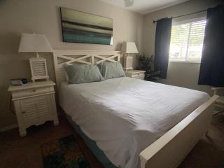 Elegant 1 Bedroom Condo With Swimming Pool Gym Access All Included In Convenient Fort Myers Location Near Golf Courses and Sanibel Island - Fort Myers - 7
