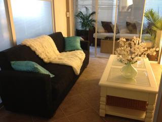 Elegant 1 Bedroom Condo With Swimming Pool Gym Access All Included In Convenient Fort Myers Location Near Golf Courses and Sanibel Island - Fort Myers - 2