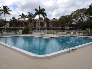 Elegant 1 Bedroom Condo With Swimming Pool Gym Access All Included In Convenient Fort Myers Location Near Golf Courses and Sanibel Island - Fort Myers - 9
