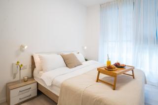 Sunlit Urban Escape with Balcony by Sea N' Rent - Tel Aviv - 4