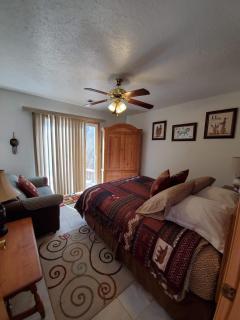 Grizzly Roadhouse Bed and Breakfast - 7