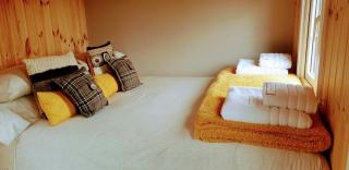 Small Cozy Shepherd hut 20 by 7 feet with boxed in high double bed - Balmacara - 9