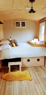 Small Cozy Shepherd hut 20 by 7 feet with boxed in high double bed - Balmacara - 8
