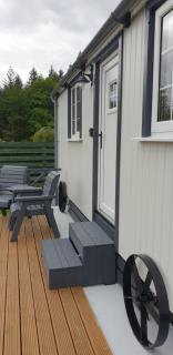 Small Cozy Shepherd hut 20 by 7 feet with boxed in high double bed - Balmacara - 7