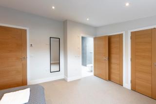 Immaculate Central Windsor Town House with parking - 1