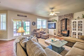 McMinnville Wine Country Home with Hot Tub and Deck - McMinnville - 8