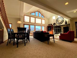 H5 Luxurious StoneHill Townhome with magnificent ski slopes view, hot tub! - 7