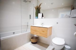 Stunning Two Bed Sea View Apartment with Pool & Gym - 6