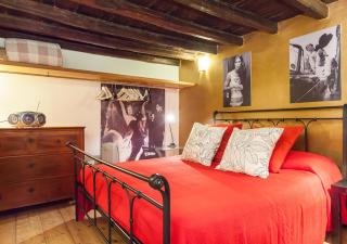 Independent in Trevi Fountain - Spain square - Roma - 2
