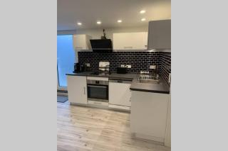 Modern renovated apartment suited for business consultants - in close distance to DT, DHL and UN campus - reserved parking - Bona - 1
