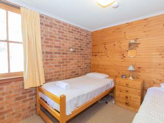 Misty Gables 2 24 Townsend St - Jindabyne - 4