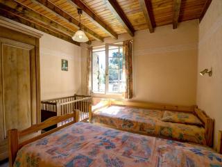Gîte rural avec cheminée, salle de jeux, espace télétravail et accès direct aux sentiers de randonnée - FR-1-496-127 - La Versanne - 6
