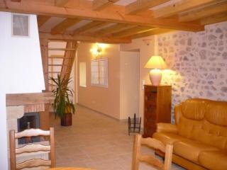 Gîte spacieux avec 6 chambres, cheminée et terrain de pétanque en pleine campagne - FR-1-496-65 - Chirassimont - 5