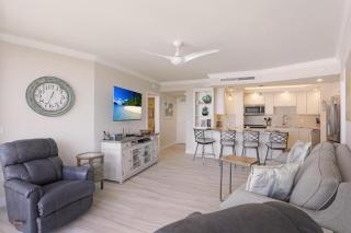 Gorgeous beachfront condo with SW-facing balcony - 7
