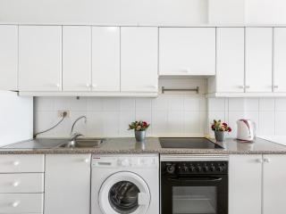 1 1 Beautiful seafront with balcony and WIFI - 2