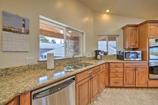 Coastal Oregon Retreat with Grill 11 Mi to Astoria! - Warrenton - 1