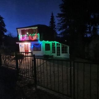 VillaRonda numai în intregime, max 5 persoane, min 4 zile, 130 mp bine incalziti, 3 dormitoare, sufragerie, bucatarie, veranda, terasa, curte cu parcare si grătar, ideala pentru lucru la distanta, insorita, discreta, zona linistita, usor accesibila - Predeal - 5