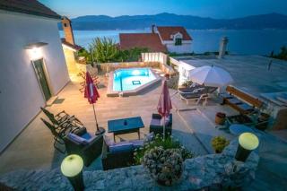 Nice house with pool-Splitska - Splitska - 0