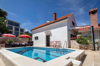 Nice house with pool-Splitska - Splitska - 1