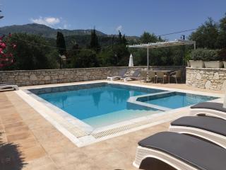 Villa Petrino - central flat location within Kassiopi. Sleeps 8 - Kassiopi - 9