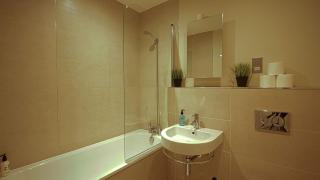 Superb City Center 1 or 2 BR Apts King Bed - 2