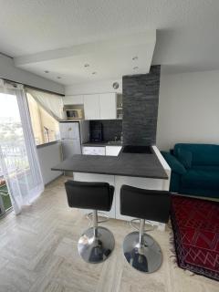 Beau studio dans résidence avec piscine et vue sur la ville - 5min des plages - Mandelieu La Napoule - 2