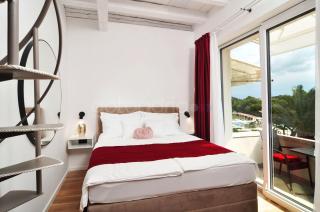 Beachfront Deluxe B&B - 8