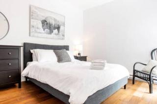 Sleek Condo in the Heart of Little Italy by Den Stays - Montréal - 9