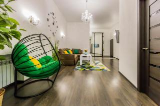 Поруч укриття, 2к квартира біля Хрещатика, вхід у метро у сусідньому будинку - 1