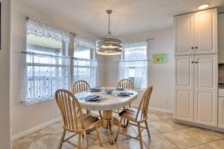 Beachfront Getaway with Deck and Views in Galveston - Galveston - 2