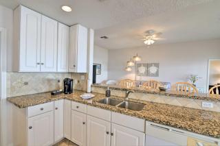 Beachfront Getaway with Deck and Views in Galveston - Galveston - 3