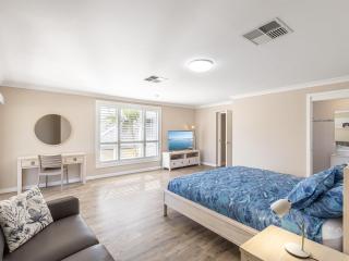 Dolphin Lagoon Luxury Escape - 1