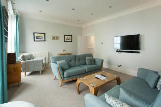Seaside Retreat in North Bay - with parking - Scarborough - 0