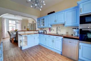 Seaside Retreat in North Bay - with parking - Scarborough - 3