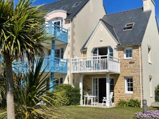 VACANCES A L OCEAN - GRAND T4 VUE MER GRAND BALCON tout confort - WIFI ET PARKING GRATUITS - MER PLAGE PISCINE à environ 25 m - Centre ville, tous commerces, marché, et port à 10 minutes à pied en longeant la mer - Le Guilvinec - 8