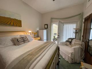 The Rivery Retreat, Choose from Luxury Guesthouse Cabin OR Suite in Lake Austin Hill Country - Austin - 6
