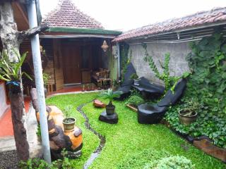 Enny's Guest House - Malang - 2
