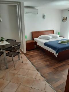 Old Town Cres Apartments - Cres - 3