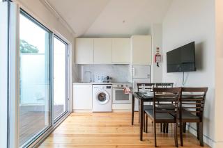 LovelyStay - Cozy 1BR in Santa Catarina w/ Balcony - Porto - 2